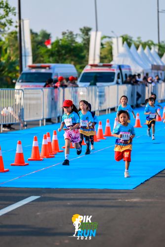 Race photo from PIK NITE RUN 2025