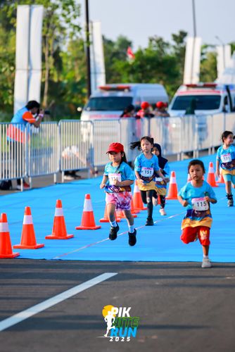 Race photo from PIK NITE RUN 2025
