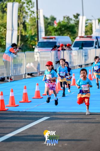 Race photo from PIK NITE RUN 2025