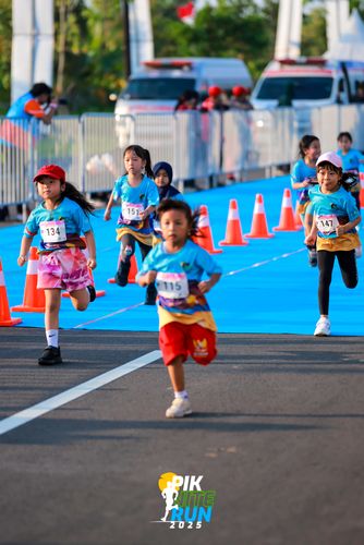 Race photo from PIK NITE RUN 2025