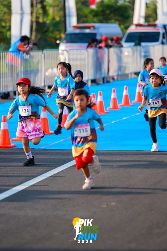 Race photo from PIK NITE RUN 2025