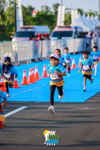 Race photo from PIK NITE RUN 2025