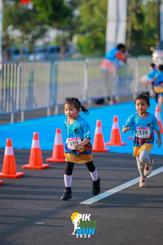 Race photo from PIK NITE RUN 2025