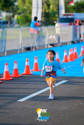 Race photo from PIK NITE RUN 2025