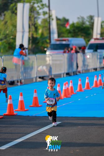 Race photo from PIK NITE RUN 2025