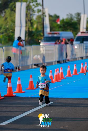Race photo from PIK NITE RUN 2025