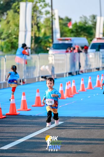 Race photo from PIK NITE RUN 2025
