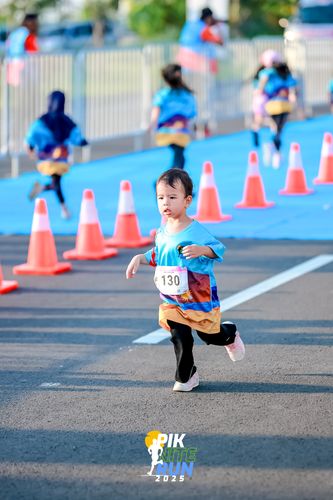 Race photo from PIK NITE RUN 2025