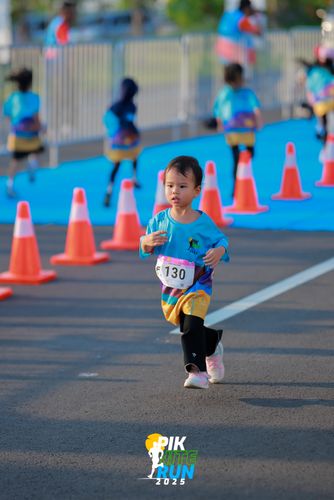 Race photo from PIK NITE RUN 2025