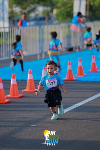 Race photo from PIK NITE RUN 2025
