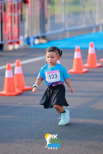 Race photo from PIK NITE RUN 2025