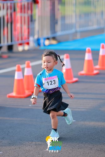 Race photo from PIK NITE RUN 2025