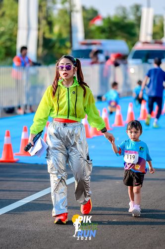 Race photo from PIK NITE RUN 2025