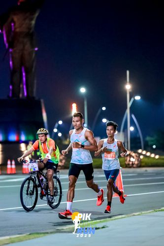 Race photo from PIK NITE RUN 2025