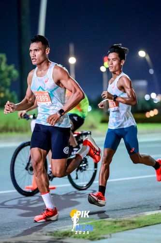 Race photo from PIK NITE RUN 2025