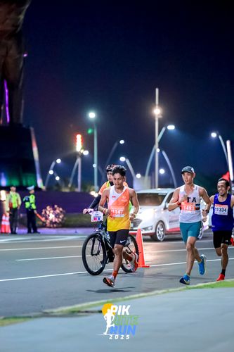 Race photo from PIK NITE RUN 2025