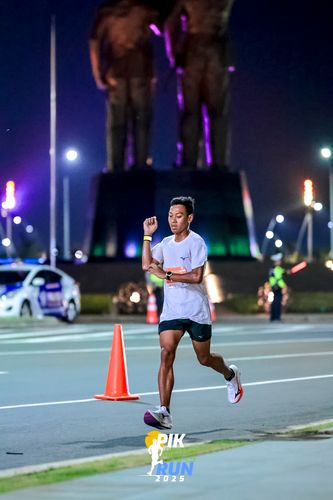 Race photo from PIK NITE RUN 2025