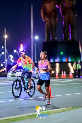Race photo from PIK NITE RUN 2025