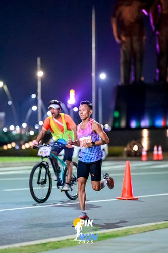 Race photo from PIK NITE RUN 2025