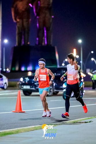 Race photo from PIK NITE RUN 2025