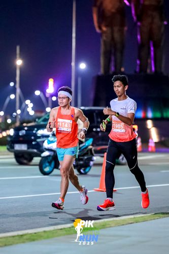 Race photo from PIK NITE RUN 2025