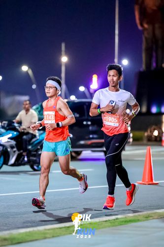 Race photo from PIK NITE RUN 2025