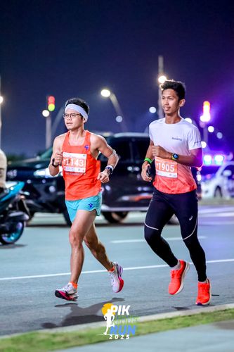 Race photo from PIK NITE RUN 2025