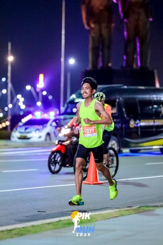 Race photo from PIK NITE RUN 2025