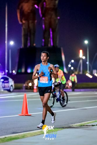 Race photo from PIK NITE RUN 2025