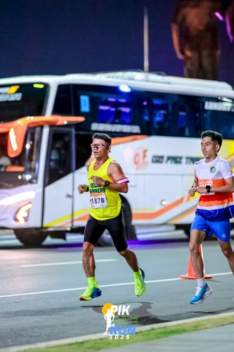 Race photo from PIK NITE RUN 2025