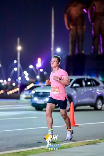 Race photo from PIK NITE RUN 2025