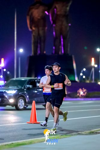 Race photo from PIK NITE RUN 2025