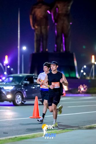 Race photo from PIK NITE RUN 2025
