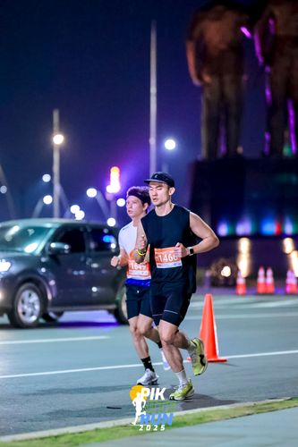 Race photo from PIK NITE RUN 2025