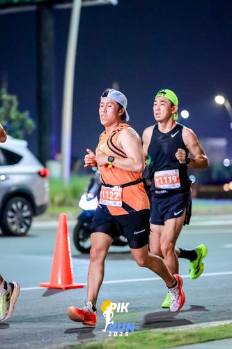 Race photo from PIK NITE RUN 2025