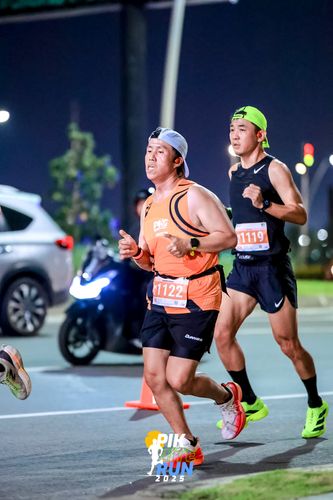 Race photo from PIK NITE RUN 2025