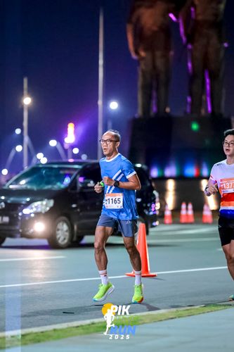 Race photo from PIK NITE RUN 2025