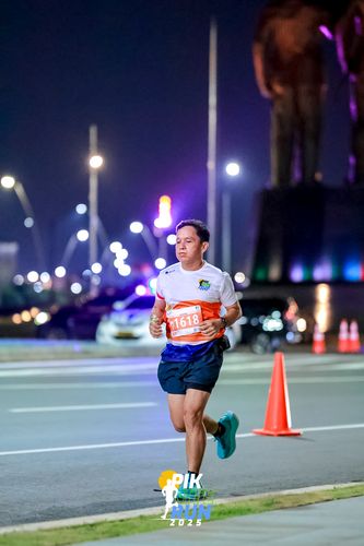 Race photo from PIK NITE RUN 2025