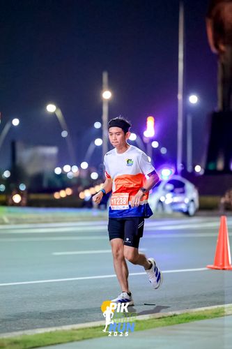 Race photo from PIK NITE RUN 2025