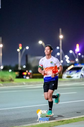 Race photo from PIK NITE RUN 2025