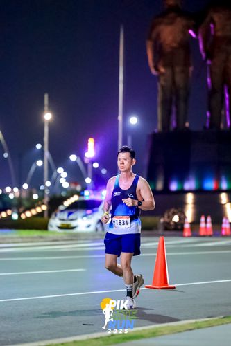 Race photo from PIK NITE RUN 2025