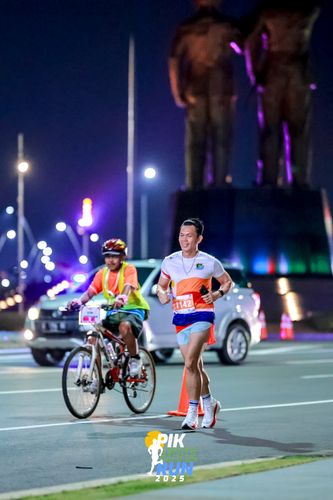 Race photo from PIK NITE RUN 2025