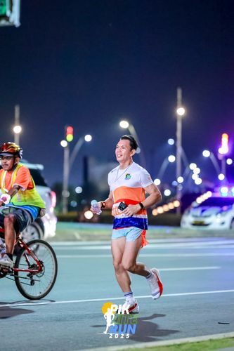 Race photo from PIK NITE RUN 2025