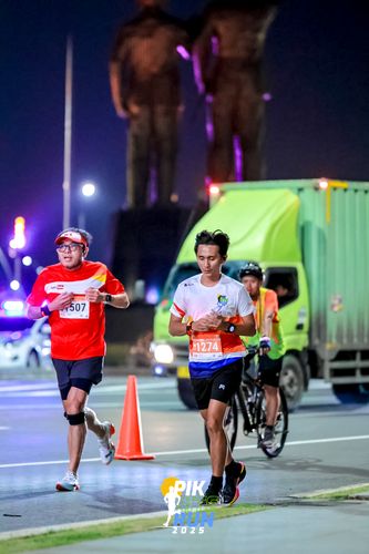 Race photo from PIK NITE RUN 2025