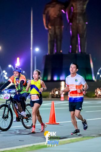 Race photo from PIK NITE RUN 2025