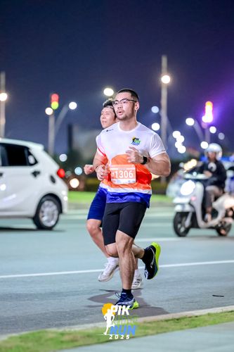 Race photo from PIK NITE RUN 2025