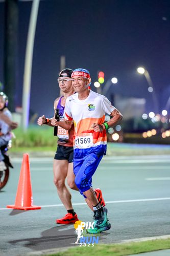 Race photo from PIK NITE RUN 2025