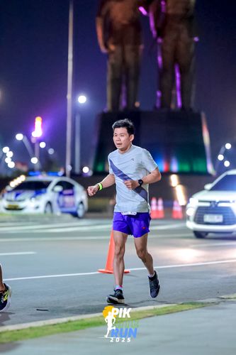 Race photo from PIK NITE RUN 2025