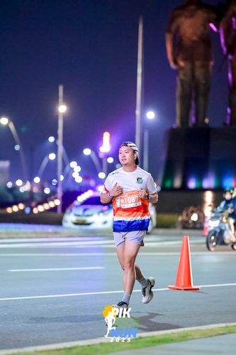 Race photo from PIK NITE RUN 2025