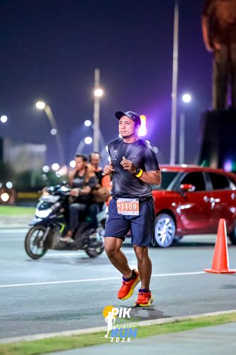 Race photo from PIK NITE RUN 2025